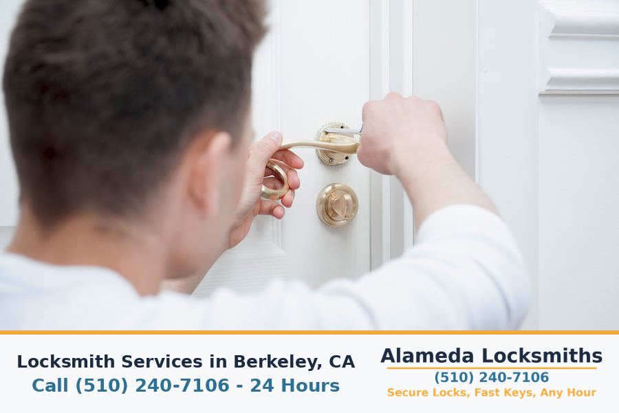 Alameda Locksmiths technician providing mobile locksmith service in Berkeley, CA