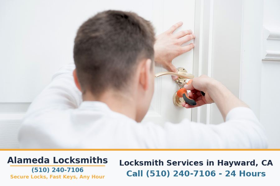 Alameda Locksmiths technician providing mobile locksmith service in Hayward, CA